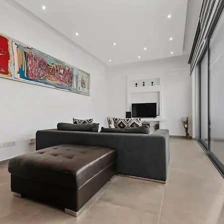 Glabur - The Luxurious 3 Bdr - Cozy Newly Renovated, Nicosia *