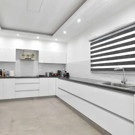 Glabur - The Luxurious 3 Bdr - Cozy Newly Renovated, Nicosia Apartment *
