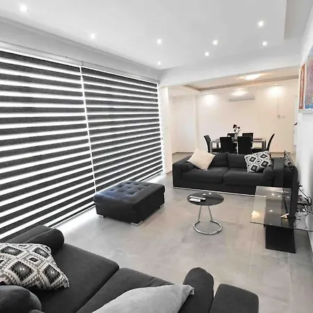 Glabur - The Luxurious 3 Bdr - Cozy Newly Renovated, Nicosia Apartment